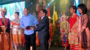 The Malaysian Minster for Tourism bxbxbxbxbxb,hands over the ATF host trophy to his oppisite number bcbcbcbcb from Myanamr