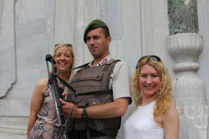 Sarah from Knock Travel and Jacqueline from Bookabed got real close this  Army sentry at Tokapi Palace.