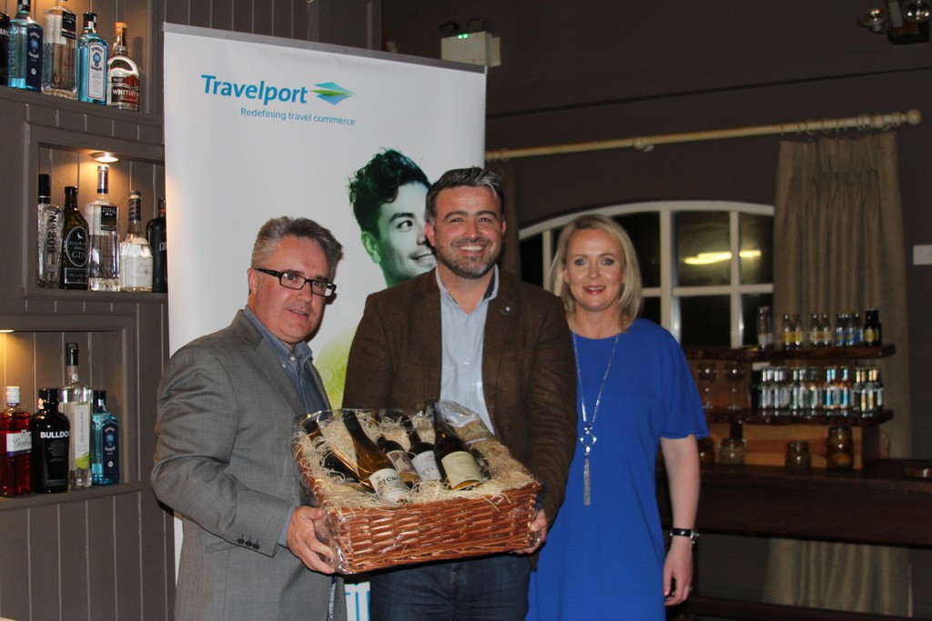 Lee Osborne ., BookA bed was the winner of the Mens First Prize , receing his prize from David Conlon and Sinead Reilly , Travelport.