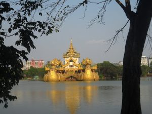 Karaweik Palace, Kah Daw Gyi Lake