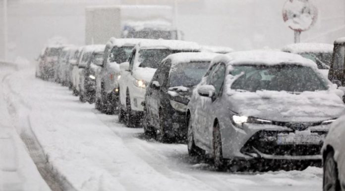 Nearly 1,000 flights were cancelled in Greece and Turkey due to snow