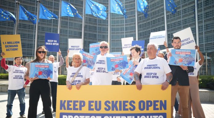 Ryanair Delivers 1.1 Million Signature ‘Keep EU Skies Open’ Petition to EU